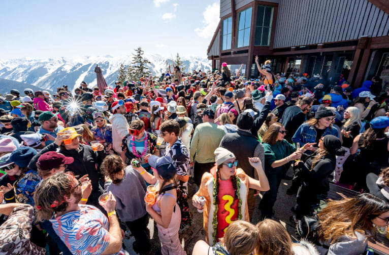 a large crowd of people outside a building