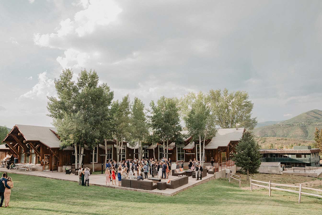 Weddings at Buttermilk Mountain Lodge: outside overview