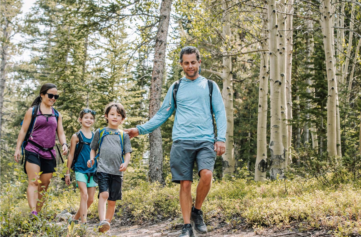 Family hiking on Snowmass mountain