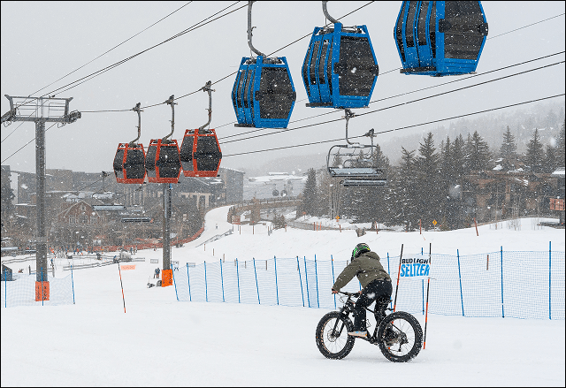 Man riding fat bike at slalom race