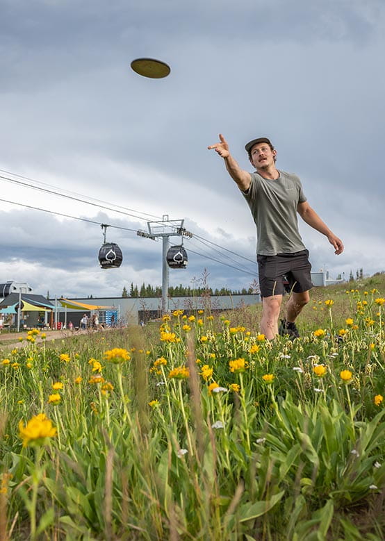 Man playing disc golf on Aspen Mountain