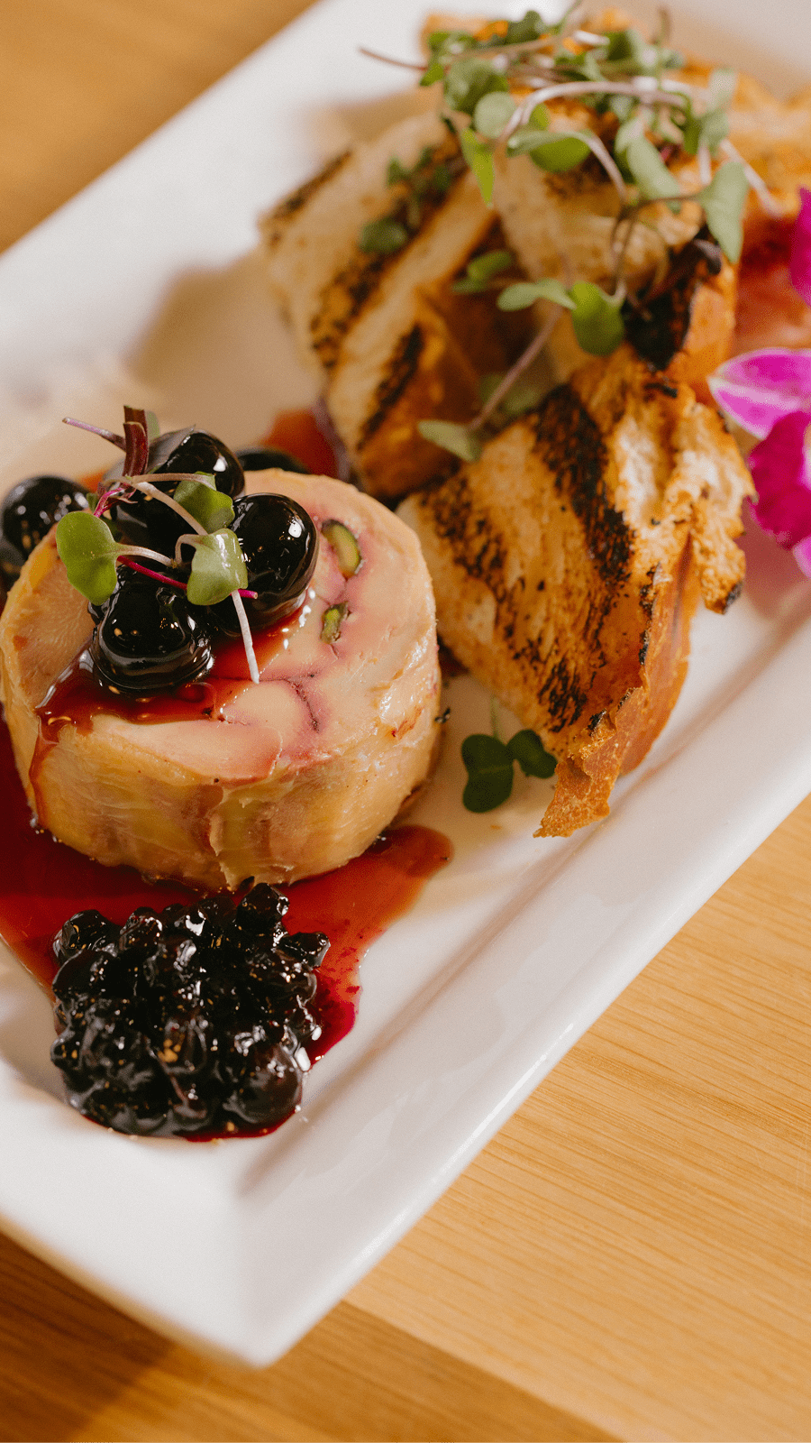 appetizers at the cabin at snowmass, crustini's and cheese with fruit