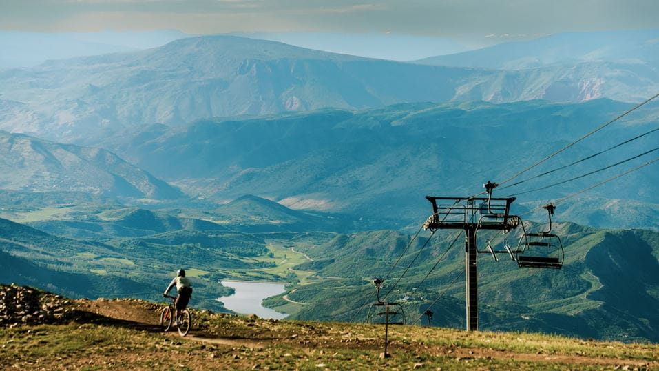 Elk Camp Chairlift, biker with views over Snowmass