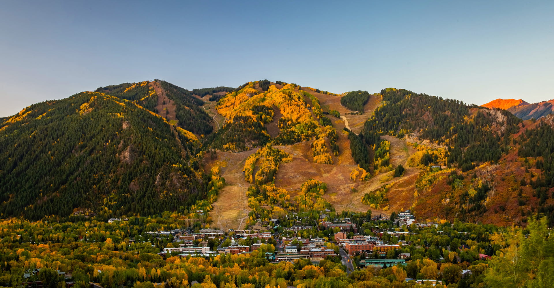 Fall color illuminates the slopes over Aspen, Coloradoo